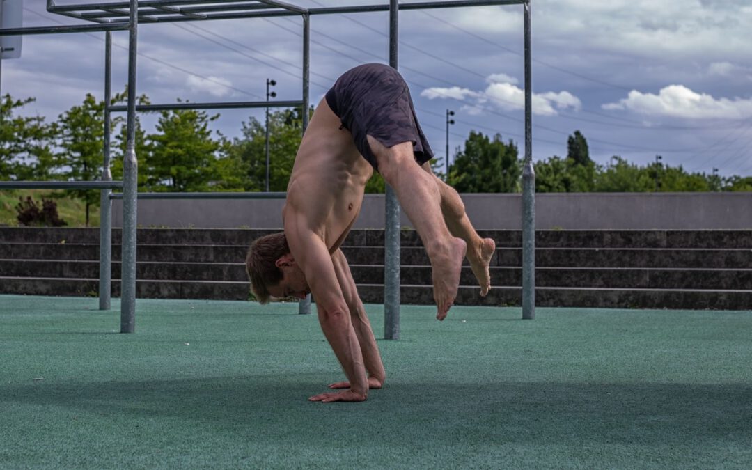 Schweizer Handstand lernen: Vorübungen, Technik und Schritt für Schritt Anleitung