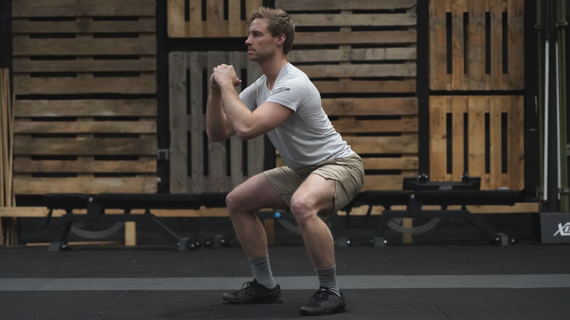 10 Isometrische Übungen Knie - Squat Sit - ©Allround Athletics