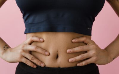 Tipps und Übungen für einen flachen Bauch bei Frauen