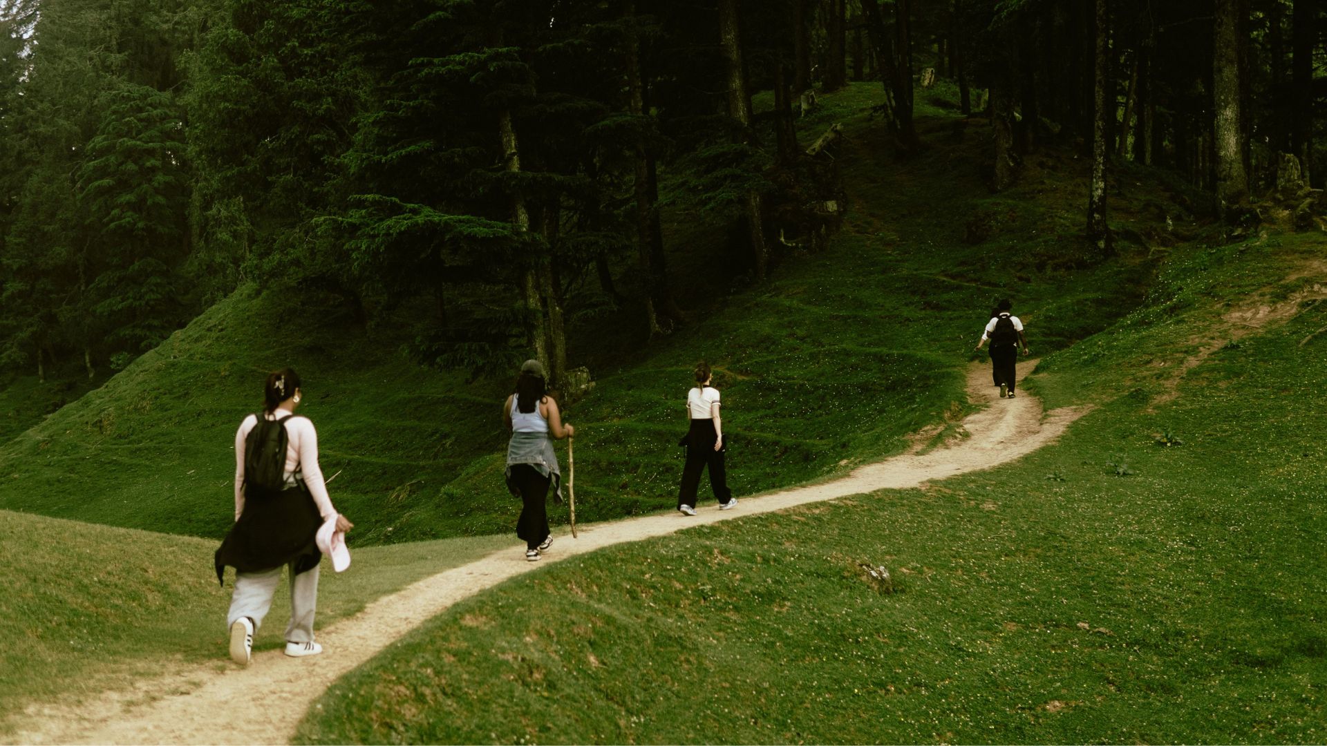 02 Sportarten - Wandern - ©www.canva.com