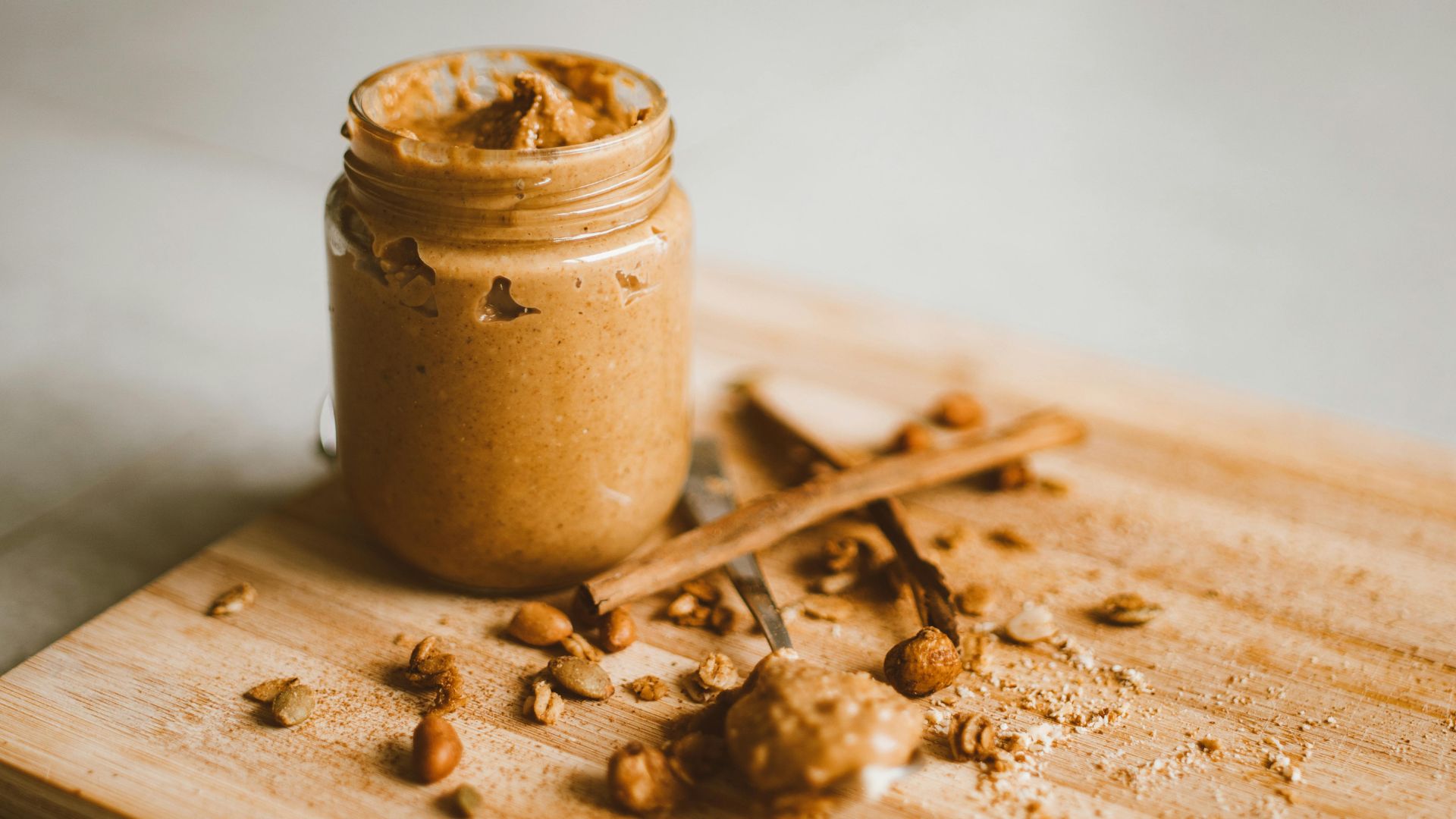 Erdnussbutter vor dem Schlafengehen - ©www.canva.com