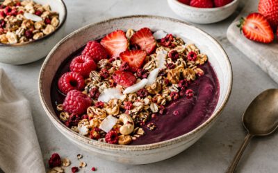 Acai Bowl mit Himbeer-Kokos-Granola
