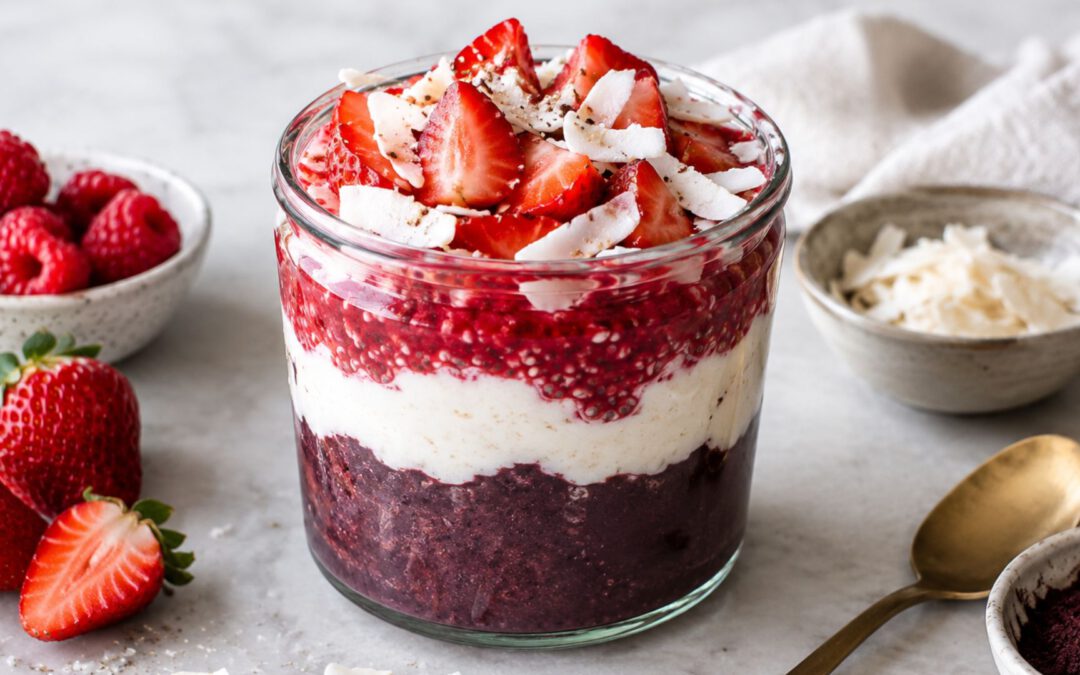 Geschichtete Acai Frühstücksbowl