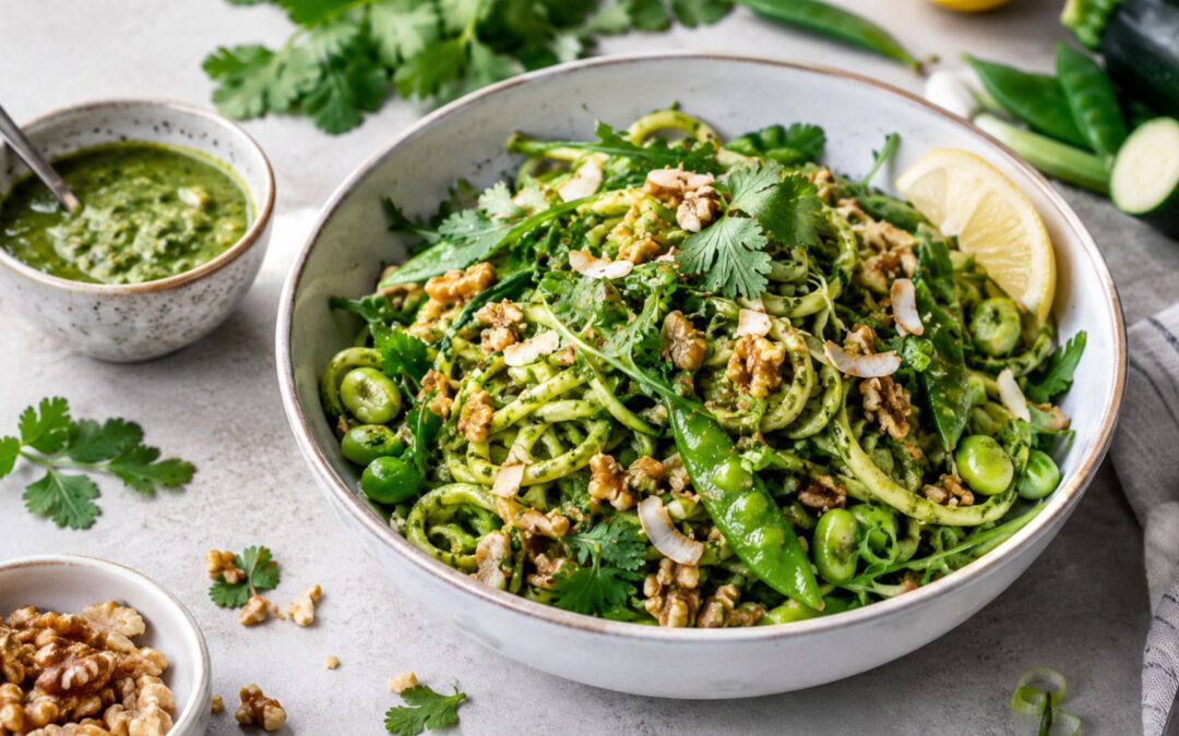 Frischer Zoodles-Salat mit Erdnuss-Koriander-Pesto