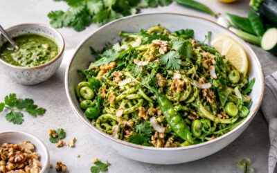 Frischer Zoodles-Salat mit Erdnuss-Koriander-Pesto